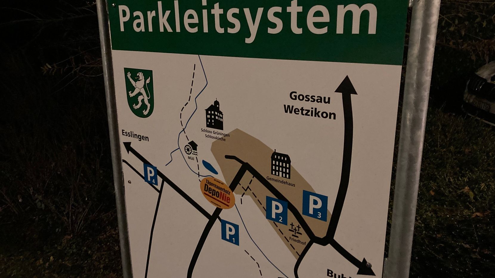 Das Parkleitsystem von Grüningen mit einem DepoNie-Sticker.